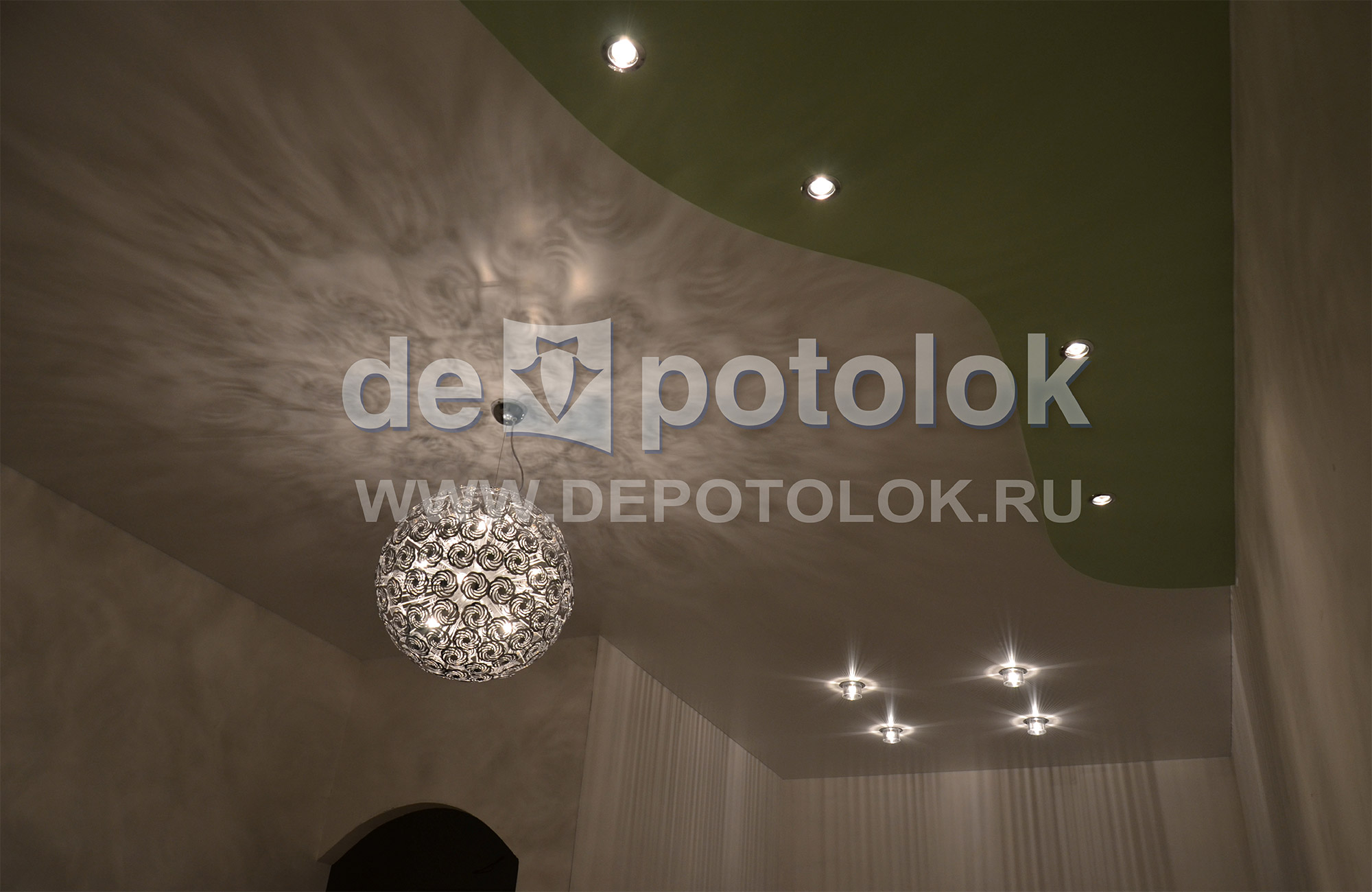 Двухуровневые натяжные потолки в гостиной
